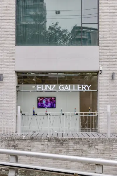 디지털 아트가 빛나는 모던 NFT 갤러리 외관